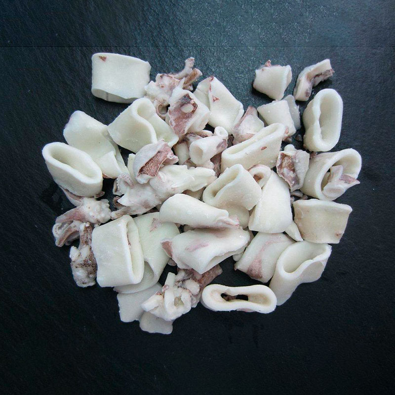 Calamari tagliati in ciuffi e anelli senza pelle